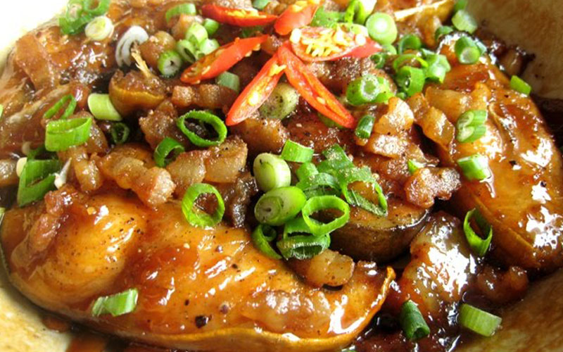 Cá dứa kho nước dừa béo ngậy
