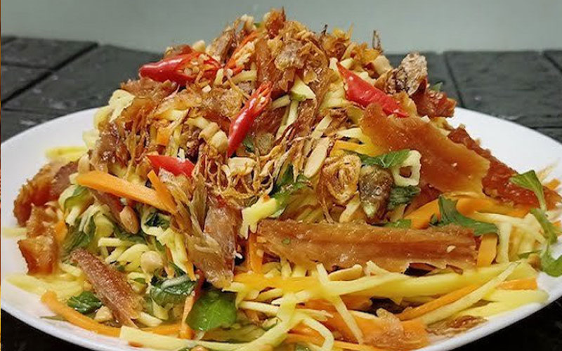 Gỏi xoài khô cá lóc, món khai vị lạ miệng trên mâm cỗ người miền Tây Nam Bộ
