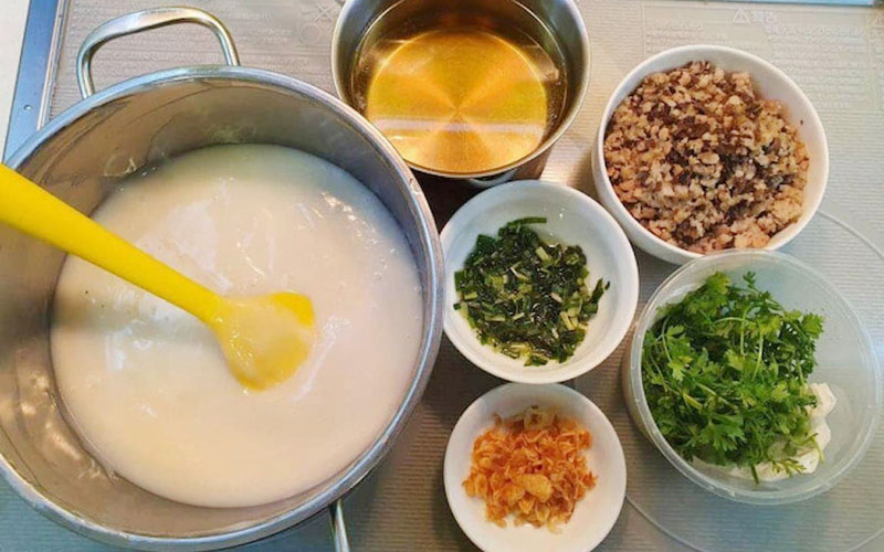 Chuẩn bị nguyên liệu cho món bánh đúc thơm ngon nóng hổi