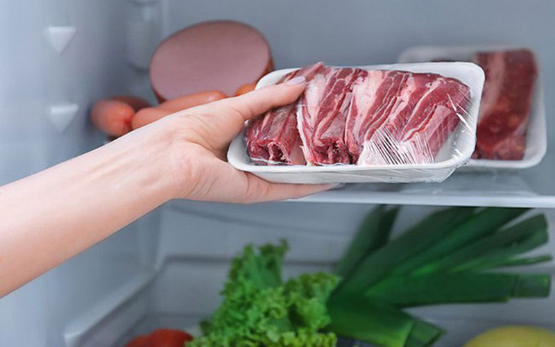 Thịt cần được bọc kín trước khi đưa vào bảo quản để hạn chế nhiễm khuẩn chéo