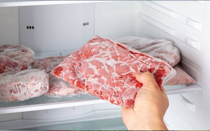 Sắp xếp các loại thịt hợp lý trong tủ lạnh để đảm bảo nhiệt đều và hạn chế nhiễm khuẩn