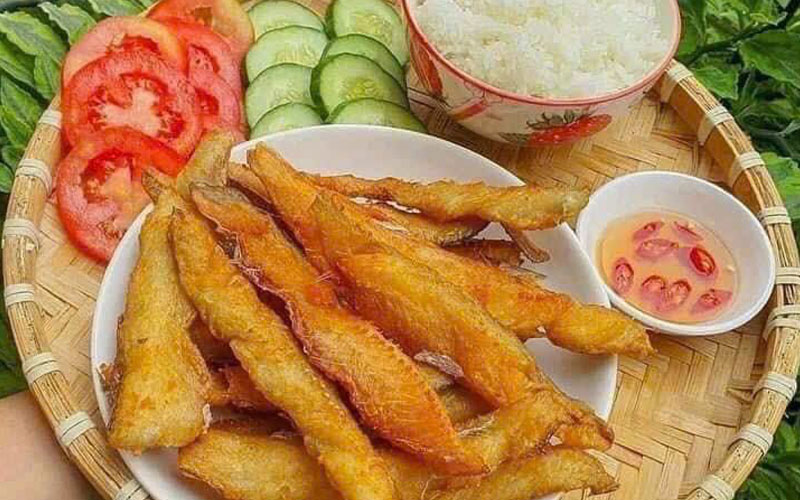 Cá khô một nắng chiên giòn hao cơm ngày mưa