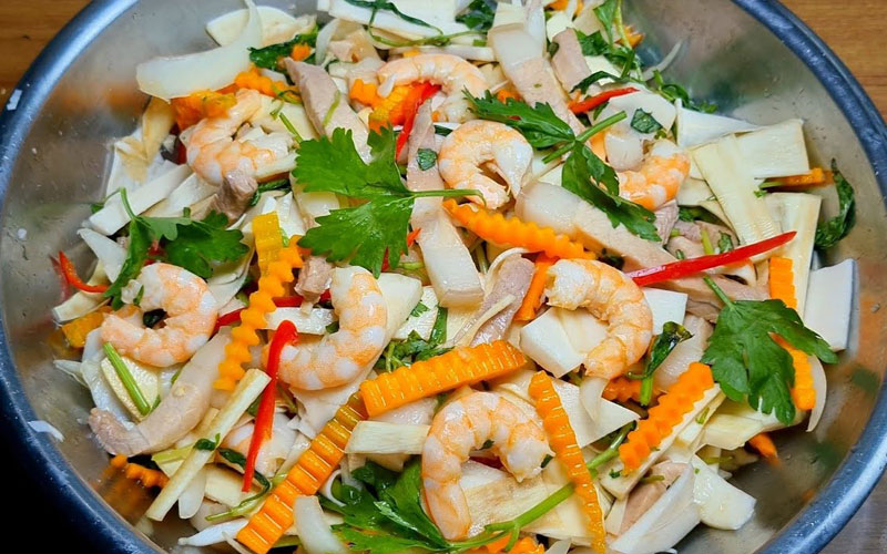 Gỏi củ hủ dừa mang đến hương vị thơm ngon nhờ sự kết hợp hài hoà của các loại nguyên liệu tươi ngọt
