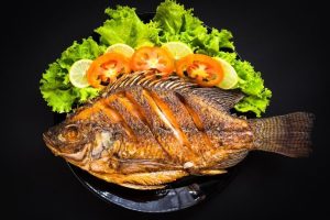 Chiên cá với dầu thật sôi