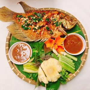 Chiên cá giòn ngon, không dính chảo với vài hạt muối
