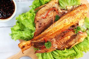 Chiên cá vàng giòn siêu đơn giản với vài giọt nước cốt chanh