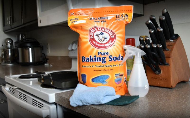 Baking soda tẩy sạch vết dầu mỡ trên bếp hữu hiệu