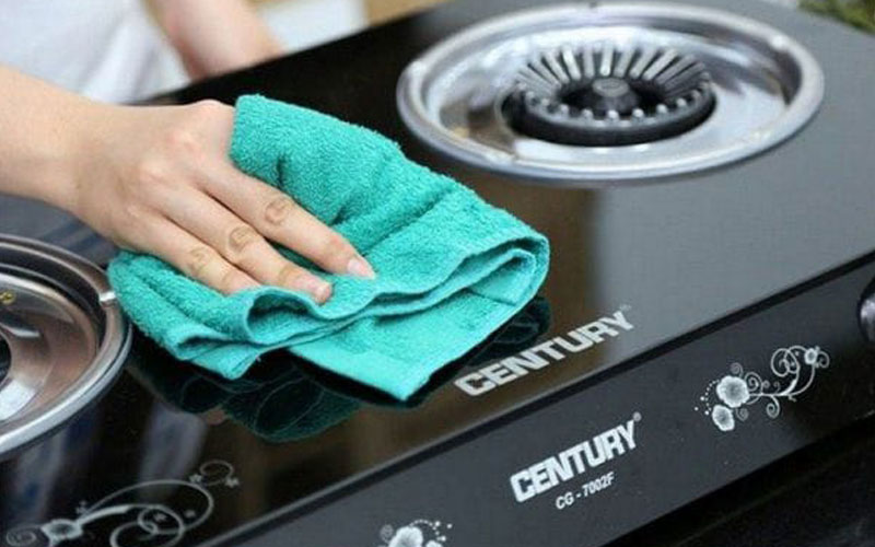 Thường xuyên tẩy sạch vết dầu mỡ trên bếp để luôn giữ bếp thơm tho